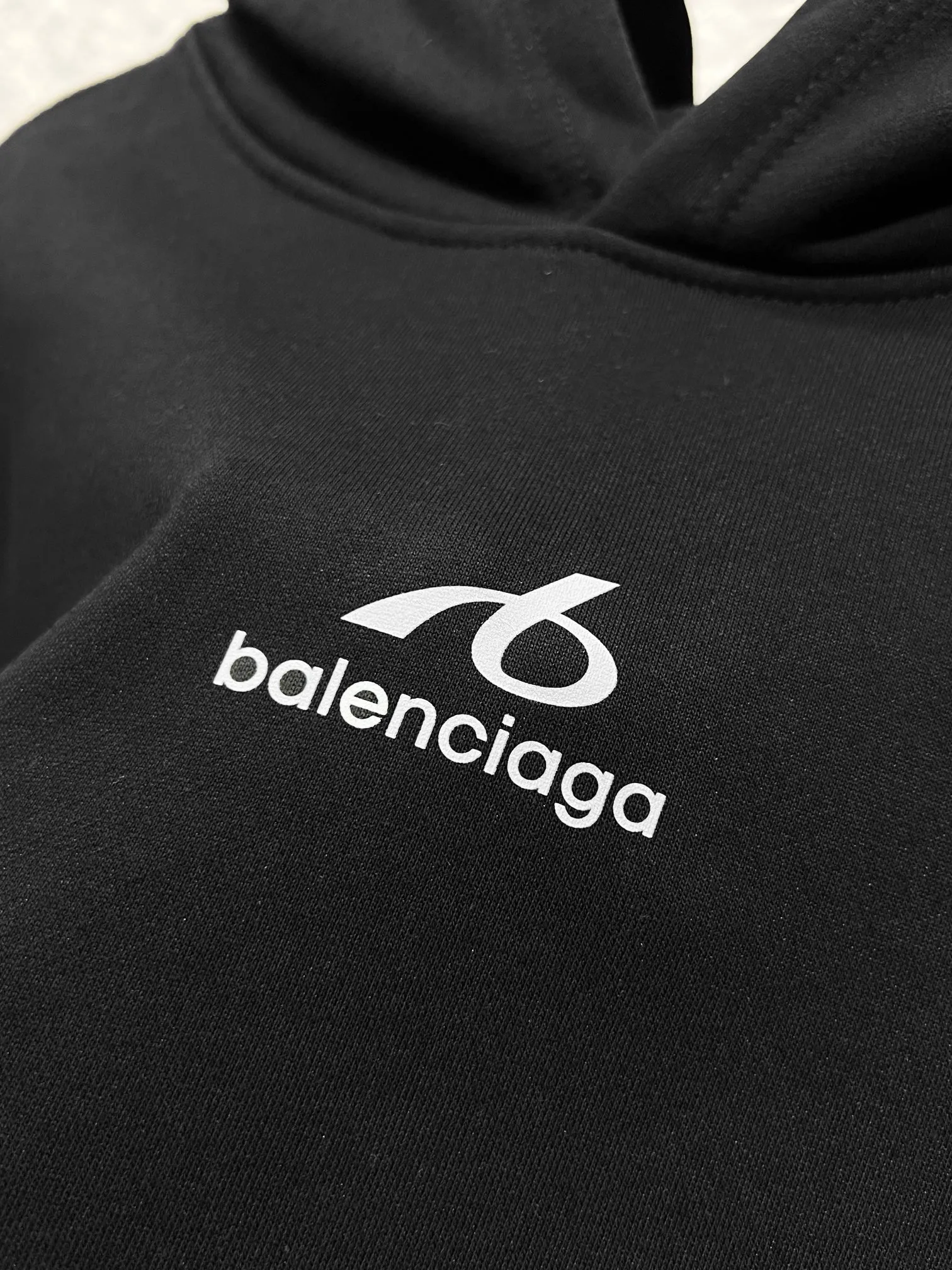 Balenciaga Bodies (in stock for a long time and will not be removed from the shelves) Printed hooded sweatshirt Customized luxurious and soft mist-feel multi-thread velvet Soft and delicate, comfortable and skin-friendly Wrapped in heavy mist Black tones are quiet to fully release the cold and high-end sense Drop-shoulder tailoring with kangaroo pockets The lazy street aura is natural The front is decorated with reflective BODIES art prints, avant-garde aesthetics are vividly presented The brand logo is printed low-key on the back of the neck and the identity is engraved. It combines pioneering aesthetics and lazy street luxury. Process 1: Use glue graffiti printing. The printing has been modified three times by the film screen. Use glue liquid paint to print the pattern on the fabric. Bake the fabric to fix the printed pattern. Process 2: The fabrics have been fermented and washed. The hand feel and texture are better. It is not easy to deform, not easy to shrink, not easy to fade, and maintains long-term beauty. Same Style hooded sweatshirt for men and women Couple Accessories: Customized 1:1 BLCG trademark Version: Loose version Color: Black Sizes: S-XL (worry-free after-sales service)
